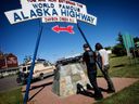 À Dawson Creek, affirme un représentant syndical, les jeunes intéressés à enseigner sont plus susceptibles de faire leurs études en Alberta, car cette province paie les enseignants débutants du Nord jusqu'à 10 000 $ de plus que la Colombie-Britannique.