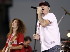 Le chanteur Steve Harwell, de Smash Mouth, se produit avec le groupe lors d'un rassemblement célébrant le championnat de la division Ouest de la Ligue américaine des Angels de Los Angeles à Anaheim, en Californie, le lundi 29 septembre 2008.