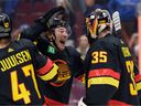 Andrei Kuzmenko célèbre après avoir battu les Maple Leafs de Toronto au Rogers Arena le 4 mars.