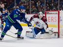 Le gardien de l'Avalanche du Colorado Alexandar Georgiev (40 ans) fait un arrêt sur l'attaquant des Canucks de Vancouver Ilya Mikheyev (65 ans) en première période au Rogers Arena le 5 janvier 2023.