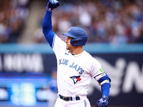 George Springer des Blue Jays de Toronto célèbre après avoir frappé un simple RBI lors de la cinquième manche du match contre les Royals de Kansas City au Rogers Centre le 9 septembre 2023 à Toronto