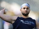 Le joueur de champ intérieur des Blue Jays de Toronto, Bo Bichette, a été réintégré de la liste des blessés des Blue Jays de Toronto depuis 10 jours.  Bichette rejoint ses coéquipiers sur le terrain avant le match de baseball des Blue Jays contre les Rockies du Colorado, à Denver, le samedi 2 septembre 2023.