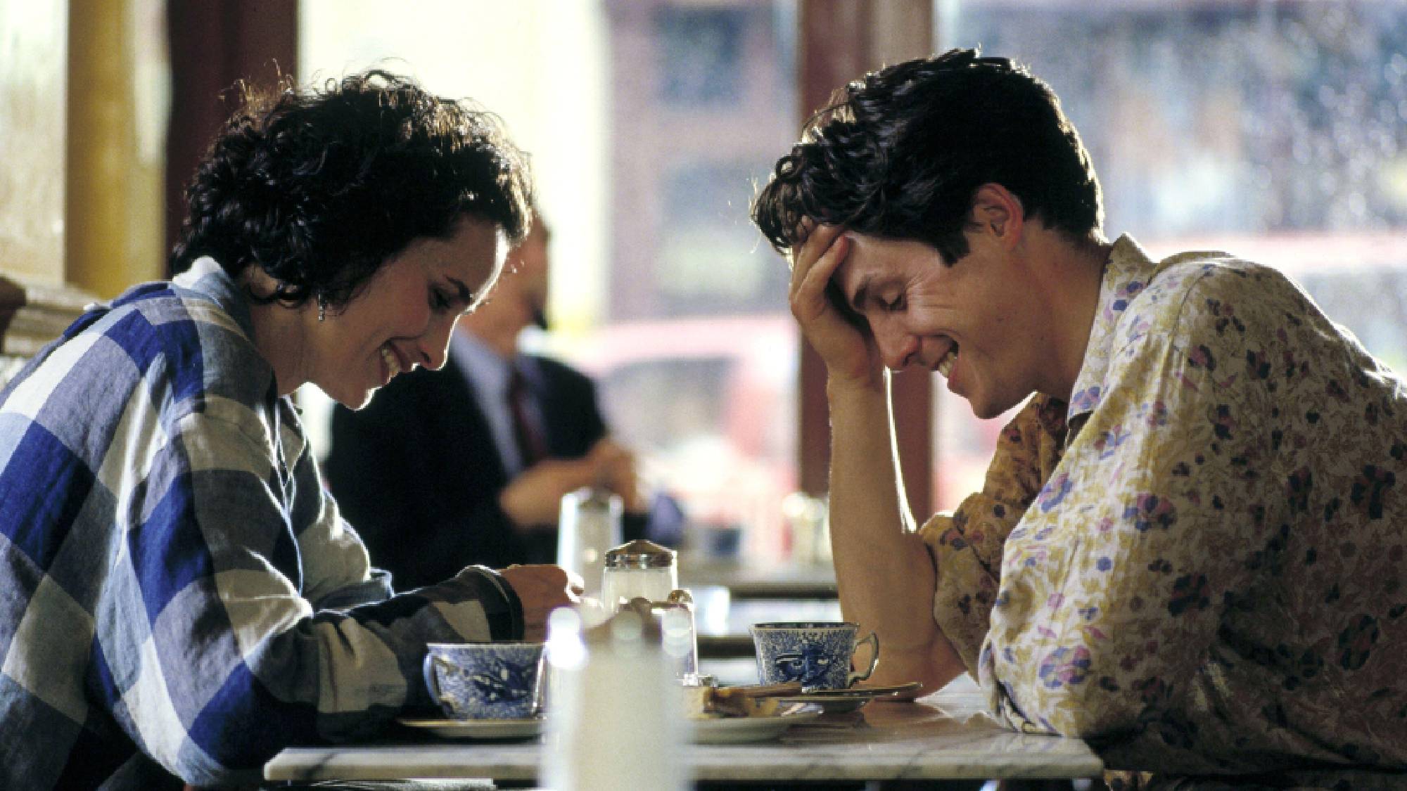 Andie MacDowell dans le rôle de Carrie et Hugh Grant dans le rôle de Charles dans Quatre mariages et un enterrement