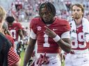 Le demi défensif de l'Alabama Kool-Aid McKinstry quitte le terrain après une victoire contre Louisiana-Monroe.