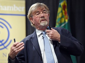 David Foot donne une conférence sur la démographie et le marché du travail à Regina, en 2016.