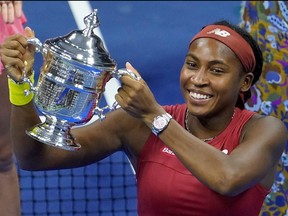 L'Américaine Coco Gauff pose avec le trophée après avoir remporté le match final du tournoi de tennis de l'US Open en simple féminin contre la Biélorusse Aryna Sabalenka au centre national de tennis de l'USTA Billie Jean King à New York, le 9 septembre 2023.