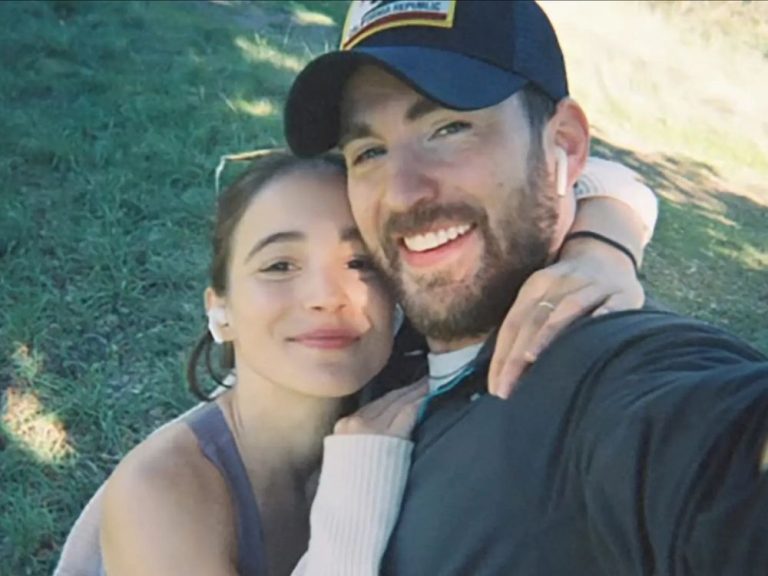 Chris Evans se marie lors d’un mariage à la maison