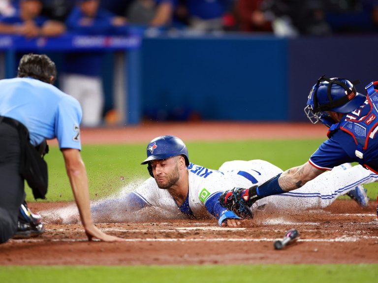 Les Rangers étoufferont les Blue Jays lors du premier match d’une série massive devant une foule clairsemée