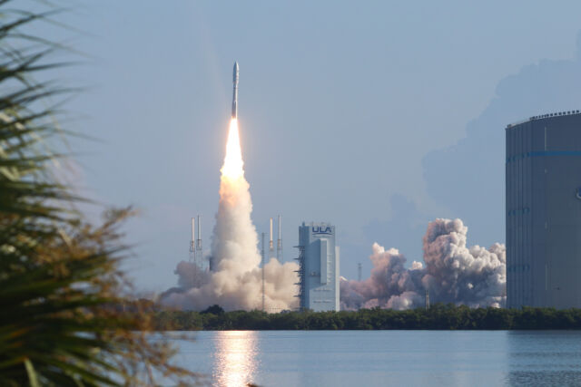 Une fusée Atlas V décolle de Cap Canaveral dimanche matin.  Il s'agissait du premier lancement d'Atlas V depuis le 10 novembre 2022.