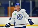 Hunter Brzustewicz des Canucks de Vancouver en action lors du camp de développement au stade Doug Mitchel Thunderbird le 4 juillet 2023.