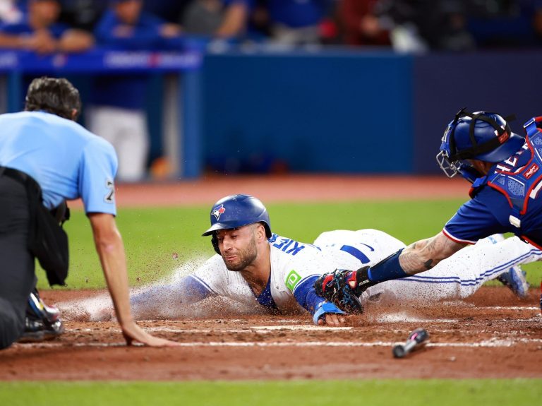 Les Texas Rangers étranglent les Blue Jays lors du premier match d’une série massive devant une foule clairsemée