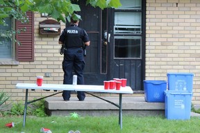 Un policier de Londres inspecte les maisons de Broughdale Avenue