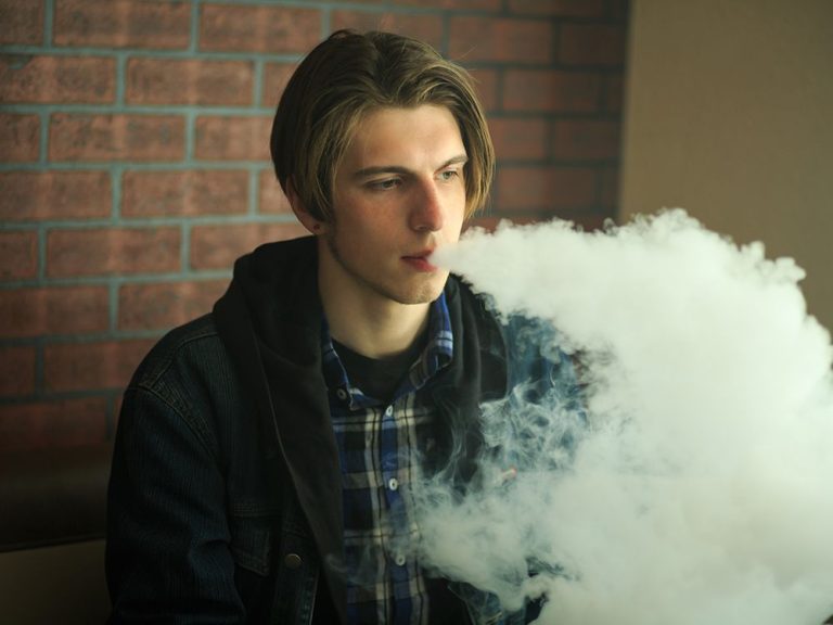 Un conseil scolaire de l’Alberta installe des « détecteurs de vape » pour empêcher les enfants de vapoter dans les toilettes