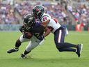 JK Dobbins #27 des Baltimore Ravens est affronté par MJ Stewart #29 des Houston Texans au cours de la seconde moitié au M&T Bank Stadium le 10 septembre 2023 à Baltimore, Maryland.