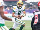 Le quart-arrière des Elks d'Edmonton, Tre Ford, passe le ballon contre les Stampeders de Calgary lors de la Classique de la fête du Travail au stade McMahon, le lundi 4 septembre 2023. 