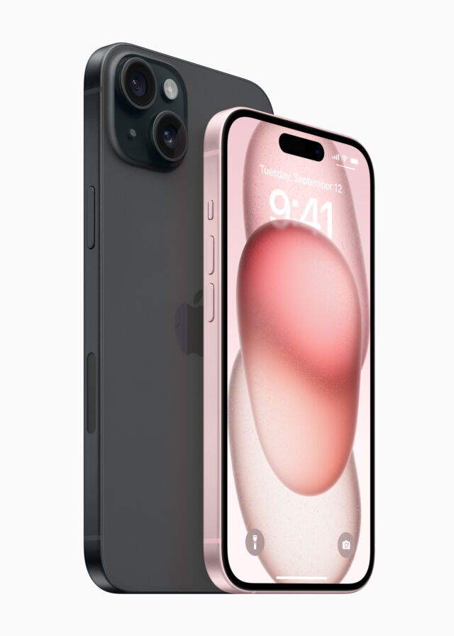 L'iPhone 15 Plus (à gauche) et l'iPhone 15 (à droite).