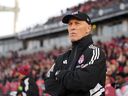 L'entraîneur du Toronto FC, Bob Bradley, regarde la première moitié de l'action de la MLS contre les Red Bulls de New York à Toronto le mercredi 17 mai 2023. Bradley, congédié en juin par le club de la MLS, est de retour du côté du club norvégien Stabaek.LA PRESSE CANADIENNE/Chris Young