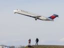 Un avion de Delta Air Lines décolle de l'aéroport Trudeau de Montréal, à Montréal, le 5 décembre 2021.