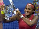 L'Américaine Coco Gauff pose avec le trophée après avoir remporté le match final du tournoi de tennis de l'US Open en simple féminin contre la Biélorusse Aryna Sabalenka au centre national de tennis de l'USTA Billie Jean King à New York, le 9 septembre 2023. 