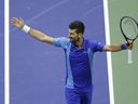 Le Serbe Novak Djokovic réagit après un point contre le Russe Daniil Medvedev lors de leur match de finale du simple masculin le quatorzième jour de l'US Open 2023 au centre national de tennis de l'USTA Billie Jean King le 10 septembre 2023 dans le quartier de Flushing de l'arrondissement de Queens. La ville de New York.