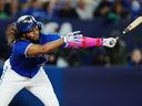 Le frappeur désigné des Blue Jays de Toronto, Vladimir Guerrero Jr., frappe lors du match de son équipe contre les Rangers du Texas, le 12 septembre 2023. 