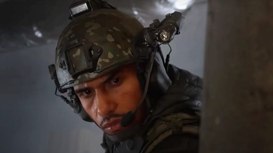 Gaz, joué par Elliot Knight dans le casting de MW3 et portant un casque camouflage, regarde furtivement dans un coin.