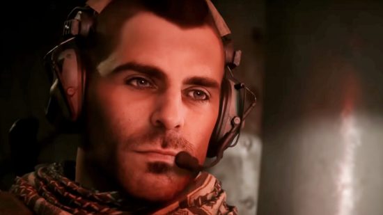 Soap McTavish, joué par Neil Ellice dans le casting de Modern Warfare 3, porte un casque et regarde sombrement au loin. 