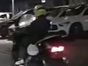 La police de Toronto cherche à identifier un suspect qui conduisait une moto après qu'un cycliste ait été grièvement blessé le mois dernier.