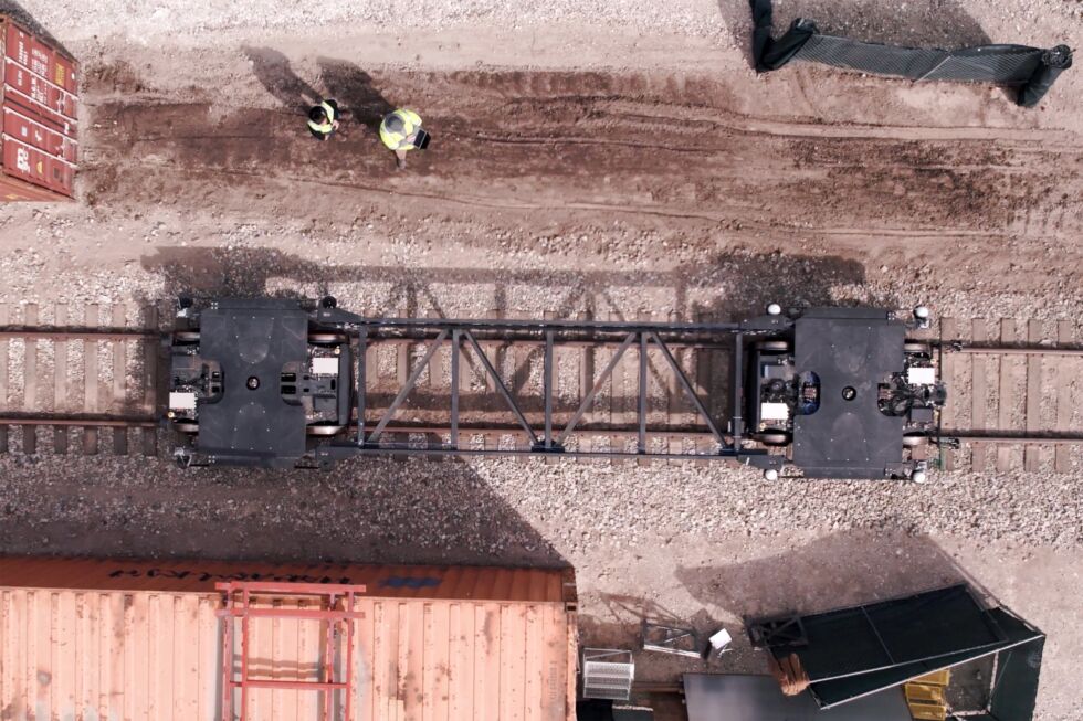 Un aperçu de haut en bas du véhicule ferroviaire Parallel Systems de deuxième génération.  Le plus gros changement concerne la section de séparation entre les deux camions.