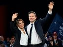 Le chef conservateur Pierre Poilievre et son épouse Anaida saluent les délégués au congrès du Parti conservateur, le vendredi 8 septembre 2023 à Québec.  LA PRESSE CANADIENNE/Jacques Boissinot