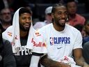 Paul George (à gauche) et Kawhi Leonard des LA Clippers rient sur le banc.