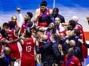 L'équipe canadienne célèbre après avoir remporté le match pour la troisième place de la Coupe du Monde de Basketball FIBA ​​contre les États-Unis