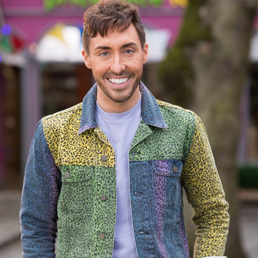 Ross Adams dans le rôle de Scott Drinkwell dans Hollyoaks