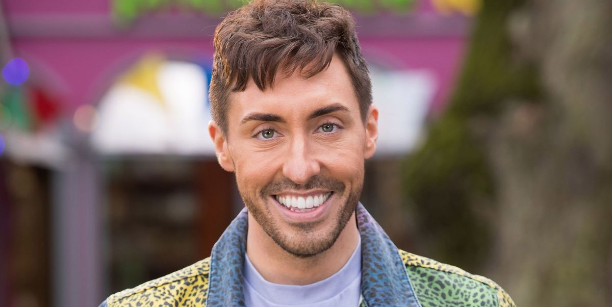 La star de Hollyoaks, Ross Adams, révèle sa visite à l'hôpital et explique son absence sur les réseaux sociaux
