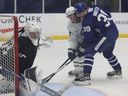 L'espoir des Maple Leafs de Toronto, Fraser Minten (à droite), participe à l'entraînement.