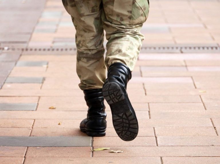 Un homme de Colombie-Britannique « offensé » par une personne portant un pantalon de camouflage appelle les flics