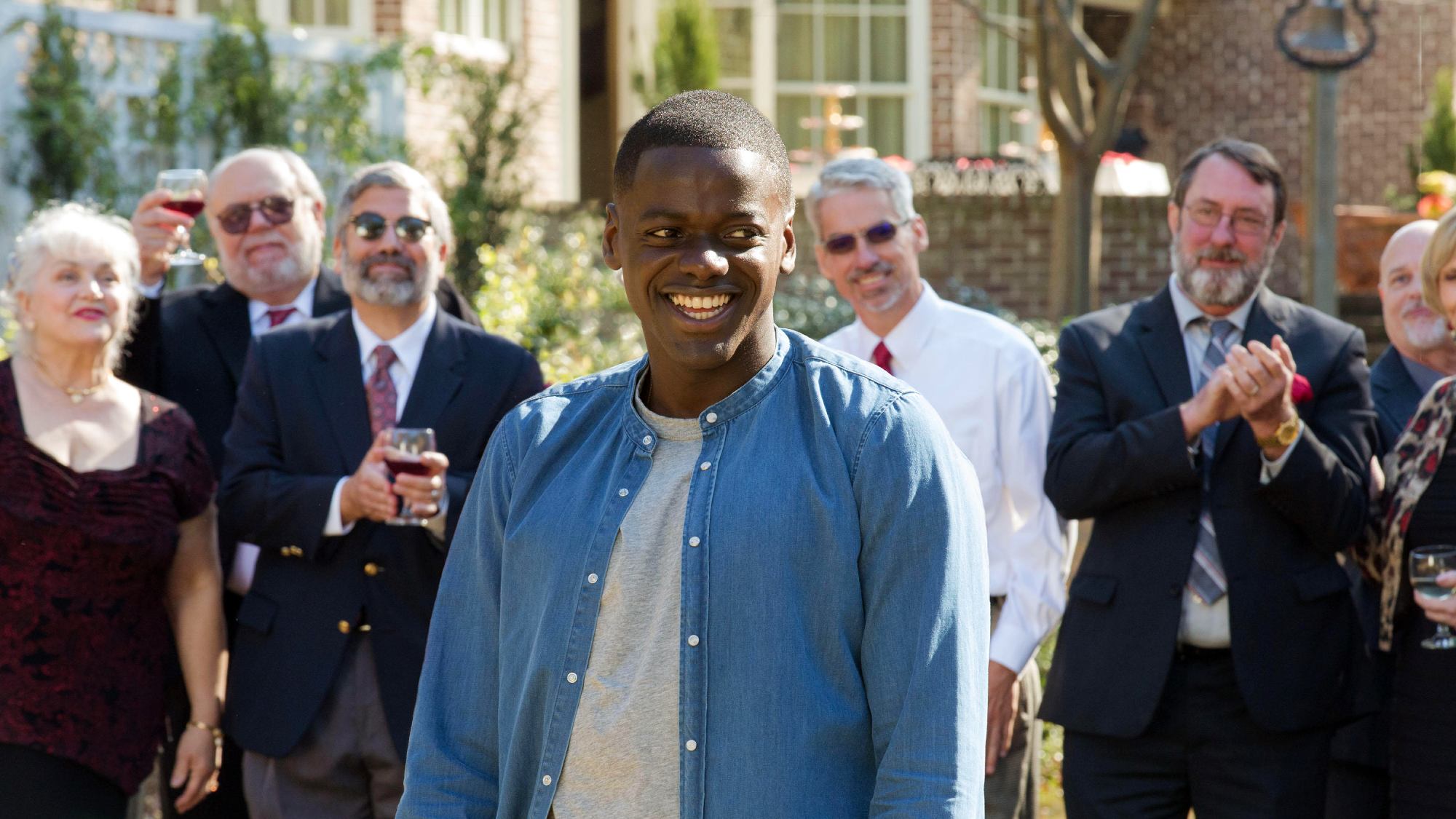 Daniel Kaluuya se tient devant une foule dans Get Out