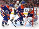 Ryan Nugent-Hopkins #93, à gauche, Darnell Nurse #25 et Jack Campbell #36 des Oilers d'Edmonton défendent le filet en troisième période contre les Golden Knights de Las Vegas lors du sixième match du deuxième tour des séries éliminatoires de la Coupe Stanley 2023. Le 14 mai 2023, à Rogers Place, à Edmonton.