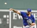 Alek Manoah des Blue Jays lance un lancer lors de la première manche contre les Red Sox à Fenway Park le 4 août 2023 à Boston.