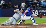 Corey Seager (à gauche) des Texas Rangers a devancé le tag du receveur des Blue Jays Tyler Heineman au Rogers Centre hier soir.  Les Jays ont perdu 6-3.  Nathan Dennette/La Presse Canadienne