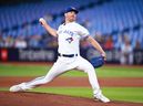 Chris Bassitt #40 des Blue Jays de Toronto livre en deuxième manche contre les Rangers du Texas devant une foule clairsemée au Centre Rogers le 11 septembre 2023 à Toronto.  (Photo de Vaughn Ridley/Getty Images)