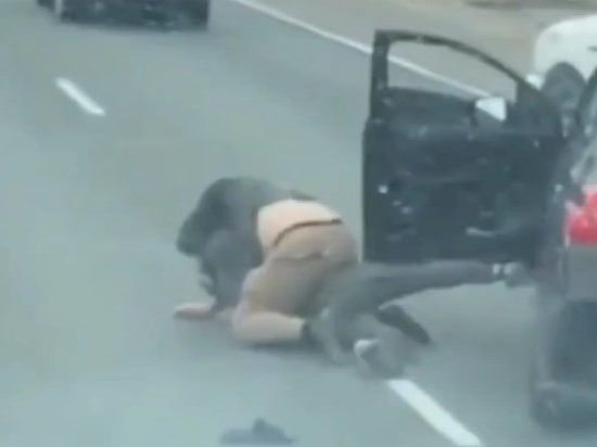 « CELA POURRAIT DEVENIR MORTEL : » Des vidéos capturent des matchs de lutte au volant sur les routes de la région de Toronto