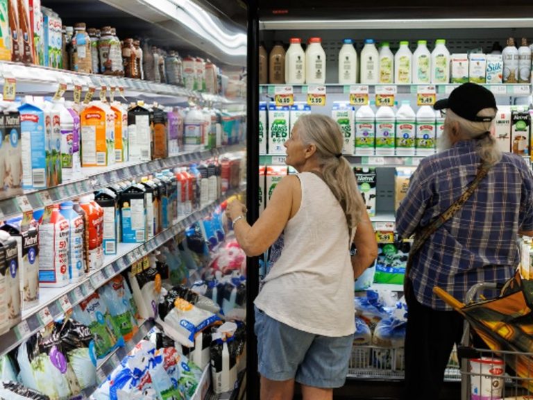 Trudeau donne aux grands épiciers jusqu’à Thanksgiving pour élaborer un plan visant à stabiliser les prix des denrées alimentaires