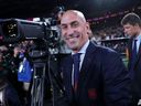 Le président de la Fédération royale espagnole de football, Luis Rubiales (au centre), réagit à la fin du match de football final de la Coupe du monde féminine 2023 d'Australie et de Nouvelle-Zélande entre l'Espagne et l'Angleterre au Stadium Australia de Sydney, le 20 août 2023.  