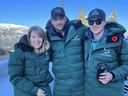 Les entraîneurs de skeleton du Canada sont, de gauche à droite, Micaela Widmer, Joe Cecchini et Kevin Boyer.