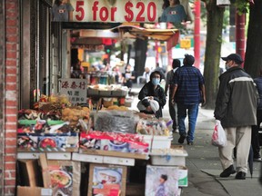 Scènes de Chinatown suite à l'agression aléatoire et non provoquée de trois personnes lors d'un festival de rue dimanche.