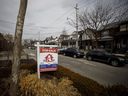 Un panneau « À vendre » devant une maison dans le quartier York de Toronto.