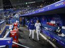 Daulton Varsho des Blue Jays de Toronto quitte l'abri avec le stratège Dave Hudgens après une défaite de 10-0 contre les Rangers du Texas.