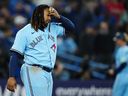 Vladimir Guerrero Jr. (27 ans) des Blue Jays de Toronto réagit après avoir éliminé les Rangers du Texas pour mettre fin à la septième manche de l'action de baseball de la MLB à Toronto, le jeudi 14 septembre 2023. 