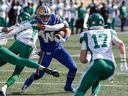 Dalton Schoen (83 ans) des Blue Bombers de Winnipeg se présente pour la première fois contre les Roughriders de la Saskatchewan lors de la première moitié du match de football de la LCF à Winnipeg, le samedi 9 septembre 2023.